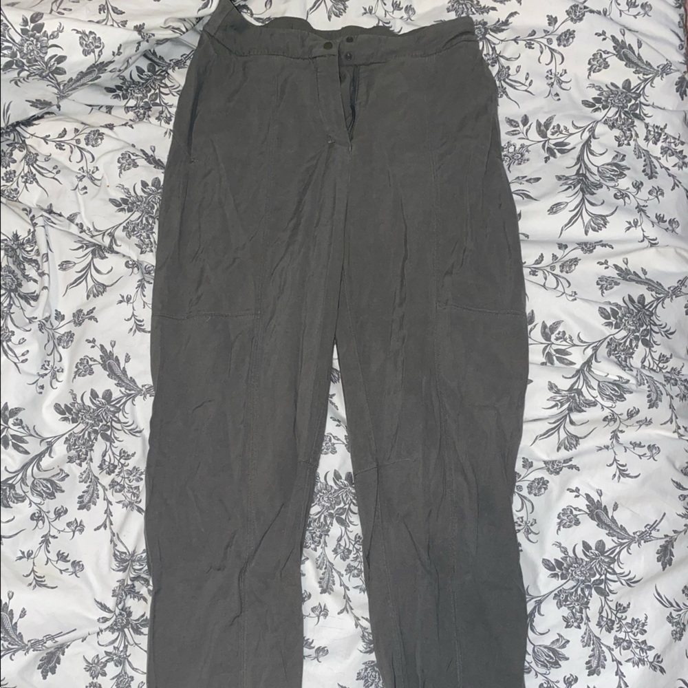 Army green Lululemon pants, so soft and comfortable, barely worn, true to size